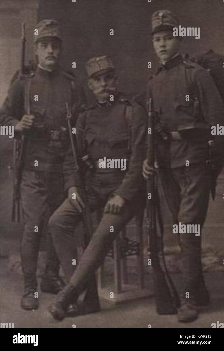 Questa immagine rientra nella categoria della fotografia di guerra, che mostra scene di conflitti militari e offre una registrazione visiva degli eventi bellici. Foto Stock