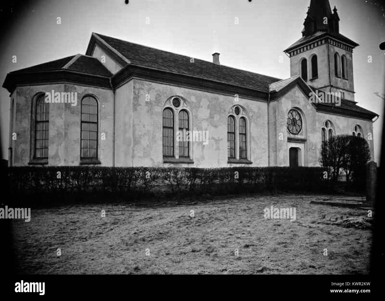 Un'immagine d'archivio del KMB che mostra la chiesa di Ödsmåls in Svezia, evidenziando la sua struttura architettonica come parte del patrimonio religioso svedese. Foto Stock