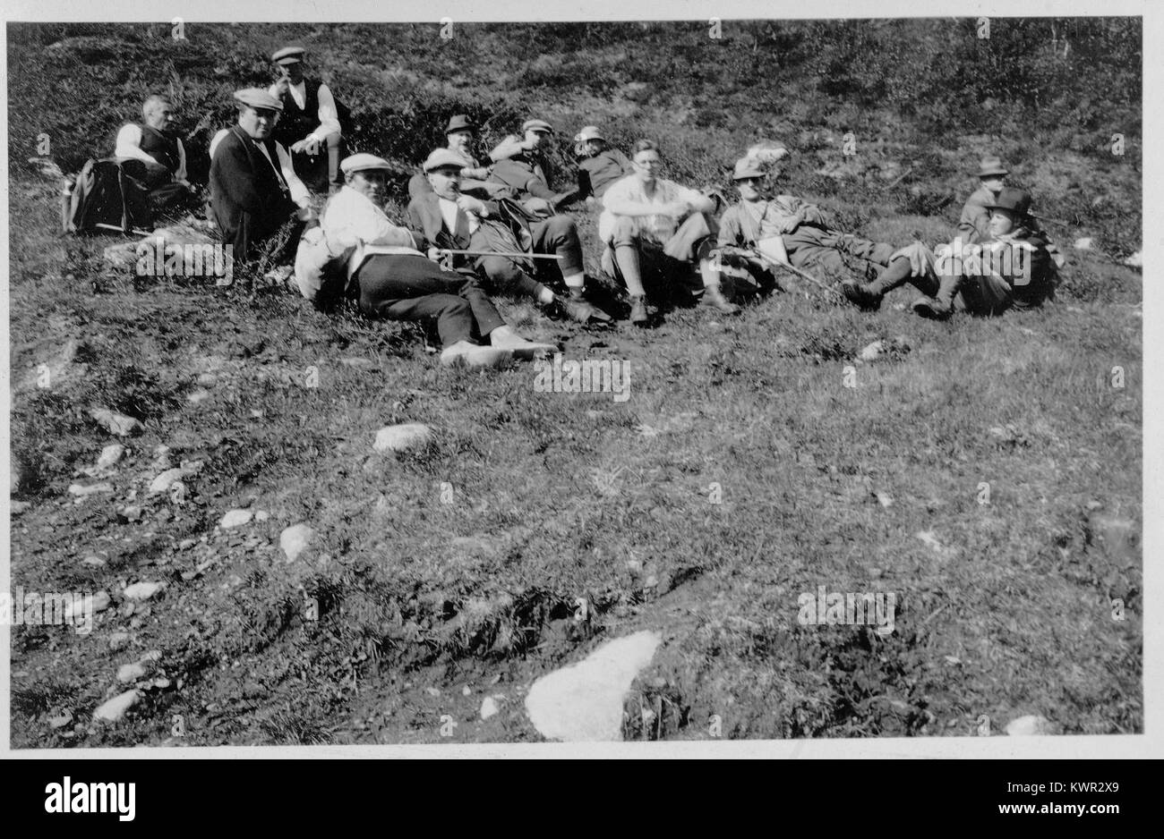 Una fotografia del 1927 che mostra una sosta durante un'ispezione nell'area Dell'S-1546 Ua7, che riflette lo sviluppo di viaggi e infrastrutture all'inizio del XX secolo. Foto Stock