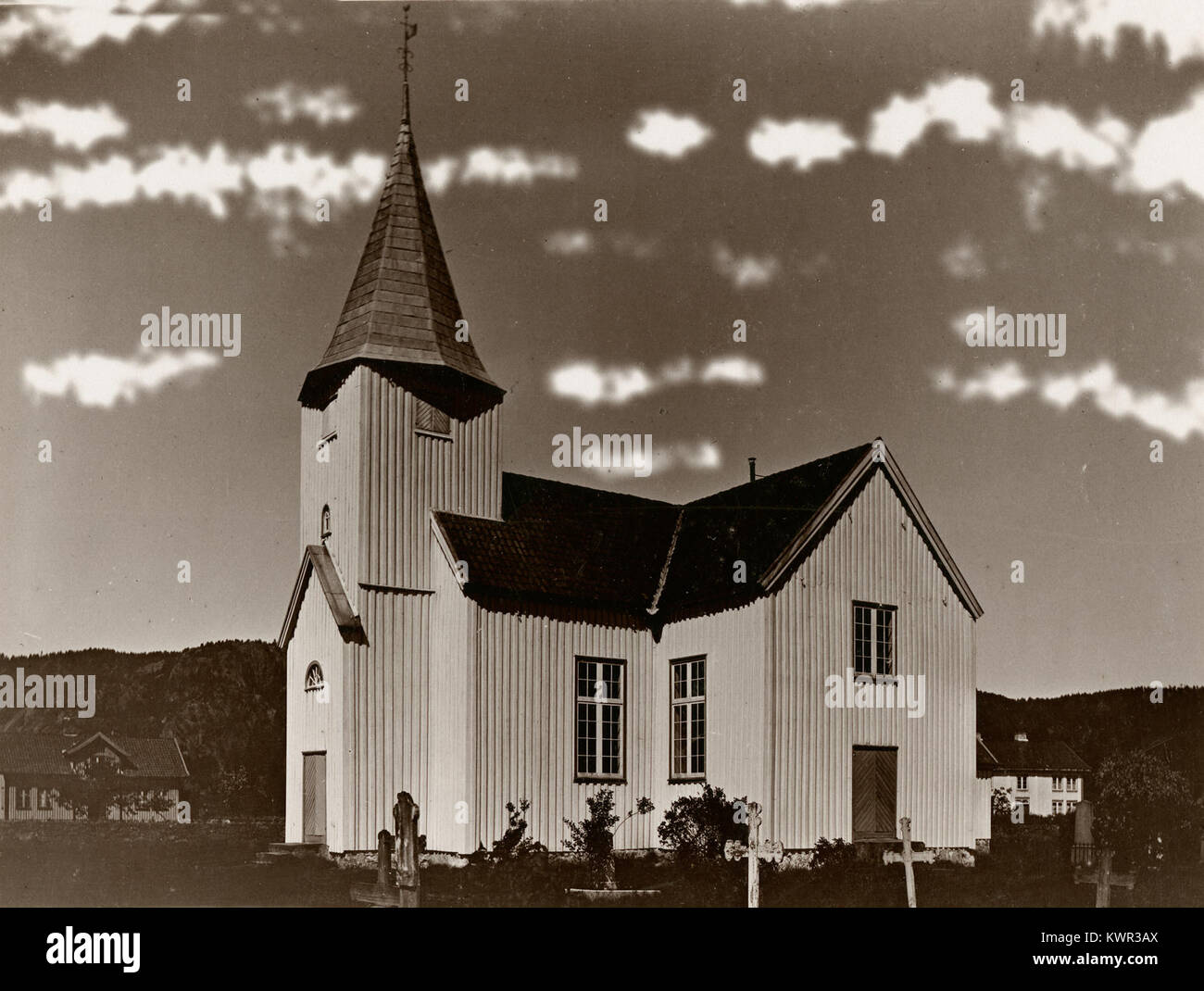 Chiesa di Øyslebø a Vest-Agder, Norvegia, una chiesa parrocchiale in legno costruita nel XIX secolo, caratterizzata dal tradizionale design ecclesiastico norvegese e dall'ambiente rurale. Foto Stock