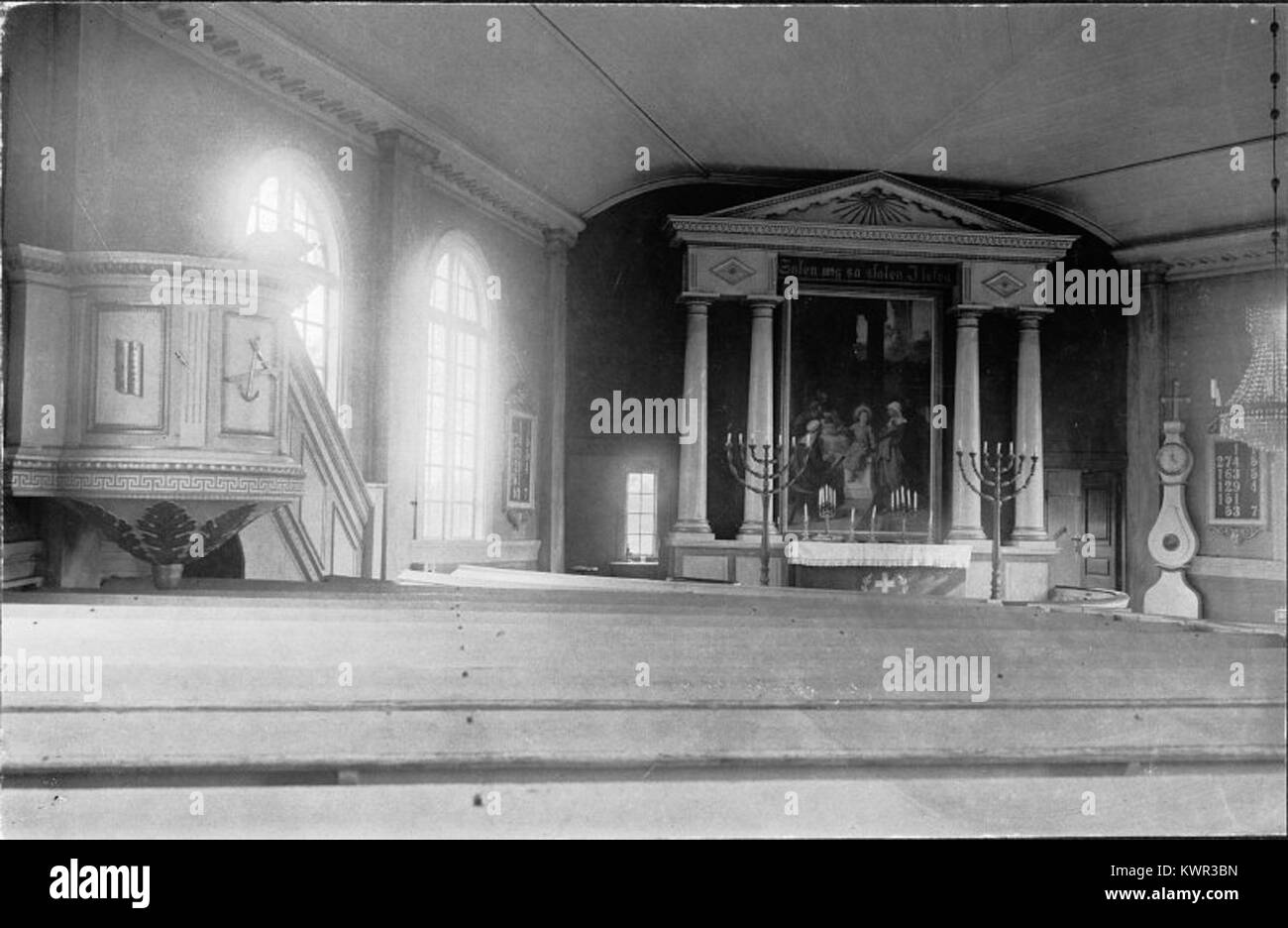 Öljehults kyrka nel comune di Ronneby, Blekinge, Svezia, è stato inaugurato nel 1842 in seguito alla ricostruzione di una precedente cappella in legno. L'architettura della chiesa è caratterizzata da una pianta ottagonale, da una costruzione in legno rivestita in tavole dipinte e da una disposizione classica dell'altare con colonne corinzie. L'edificio è protetto come monumento ecclesiastico. Visita Blekinge+1 Foto Stock