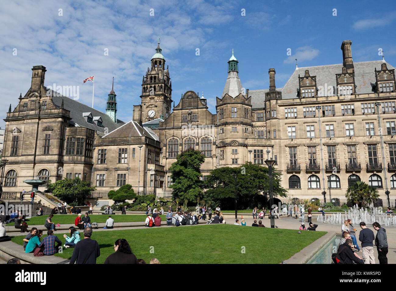 Folle nei Peace Gardens, nel municipio, nel centro di Sheffield, nell'edificio classificato di primo livello del Regno Unito, nello spazio aperto della città britannica Foto Stock