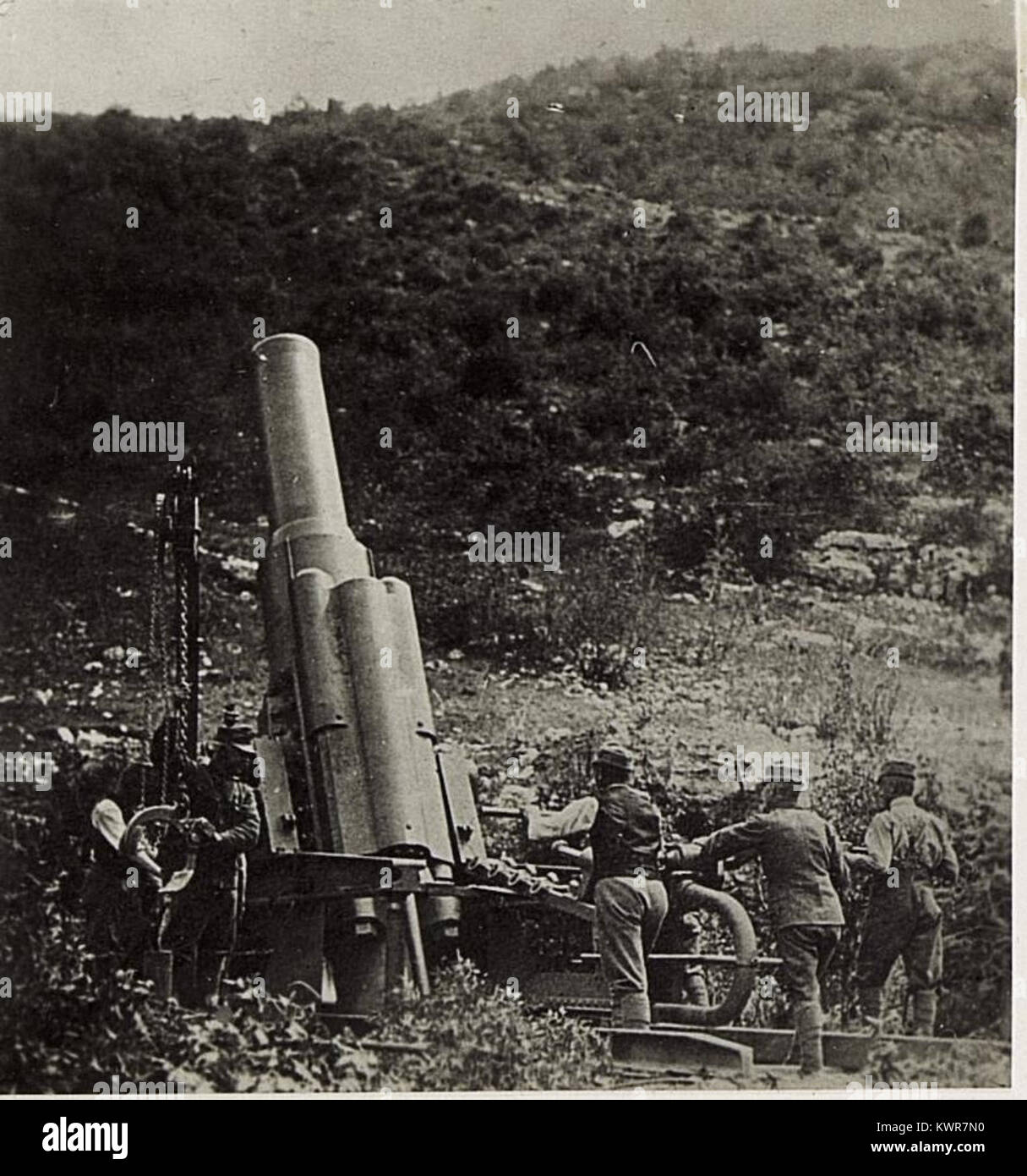 L'Howitzer L.17 austriaco da 38 cm, posizionato nella valle di Etschtal, è un'arma d'artiglieria della prima guerra mondiale progettata per bombardamenti pesanti, dimostrando l'ingegneria militare e la tecnologia bellica dell'inizio del XX secolo. Foto Stock
