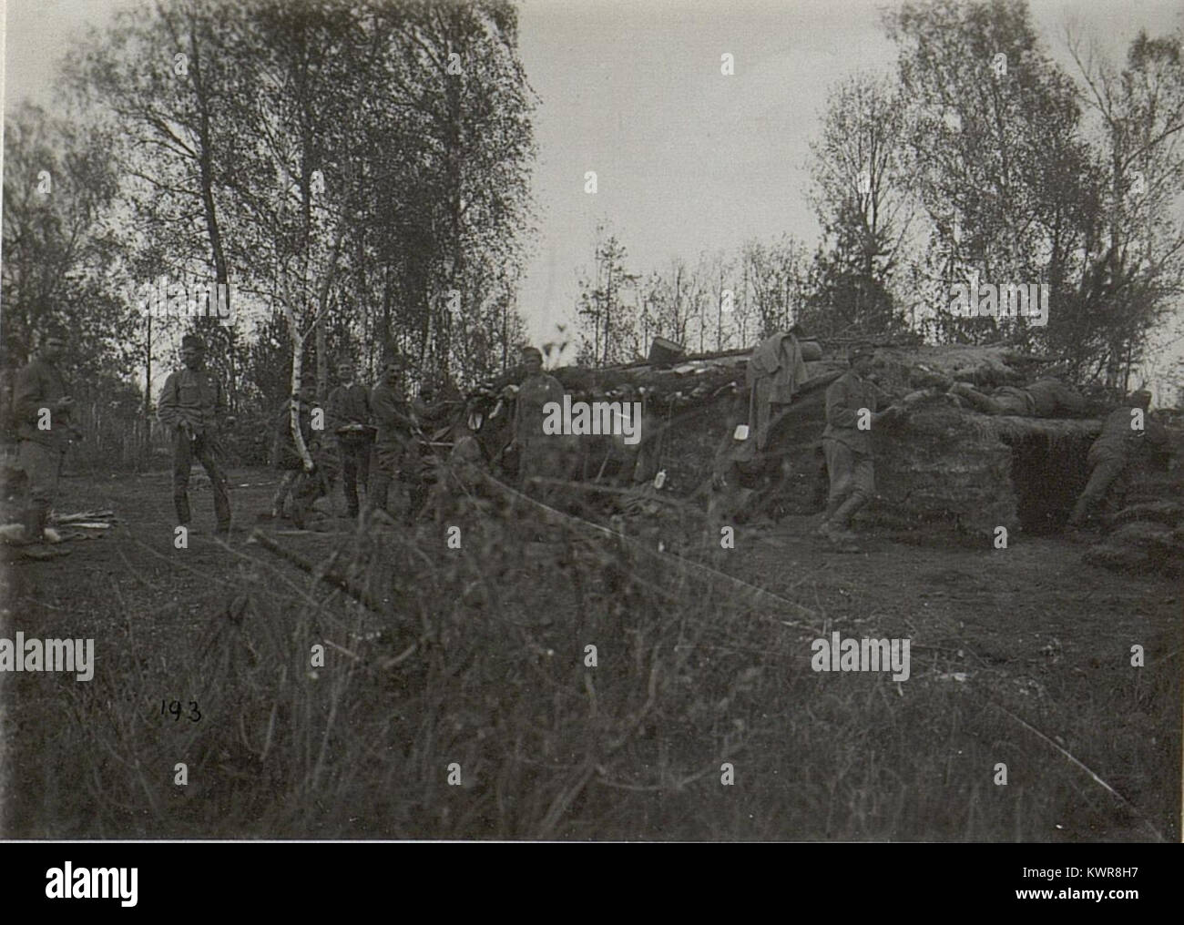 L'immagine raffigura una posizione di fanteria tedesca durante la prima guerra mondiale, a partire dal giugno 1916, mostrando trincee nella prima linea di difesa. Questa fotografia storica cattura un momento chiave della guerra di trincea con i soldati dell'11° KTD (Kaiserliche und Königliche Territorial Division) impegnati in combattimenti in prima linea. Foto Stock