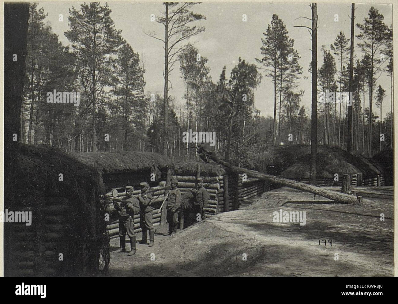 Una fotografia storica che mostra una posizione di fanteria austriaca della fine del XIX secolo o dell'inizio del XX secolo, raffigurante la formazione dei soldati, l'equipaggiamento e l'allestimento da combattimento. Foto Stock