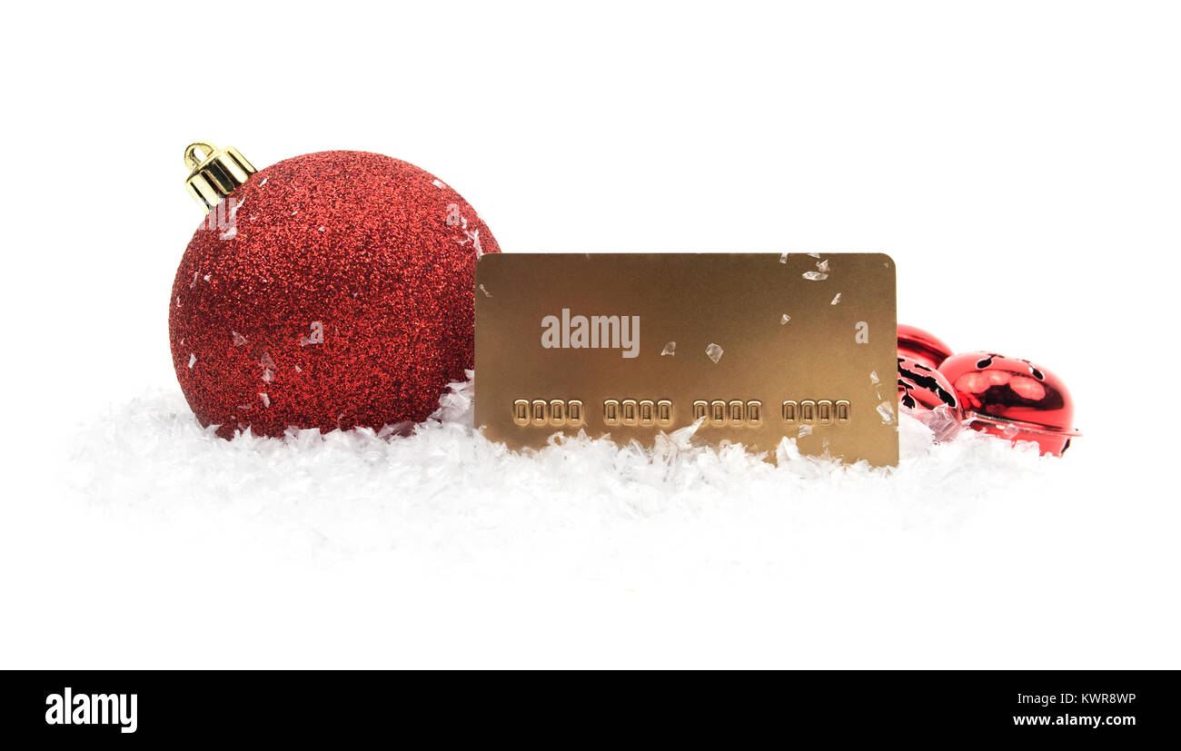 Red ornamento di Natale con oro carta di credito sulla neve. Foto Stock