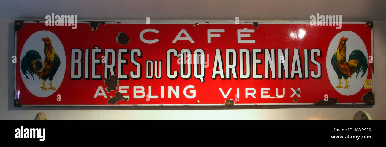 Bières du Coqq Ardennais, Café A. Ebling Vireux , smalto pubblicità segno al Musée Européen de la Bière Foto Stock