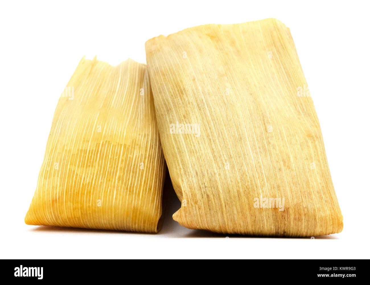Isolato di mais impilati Tamales su uno sfondo bianco. Foto Stock