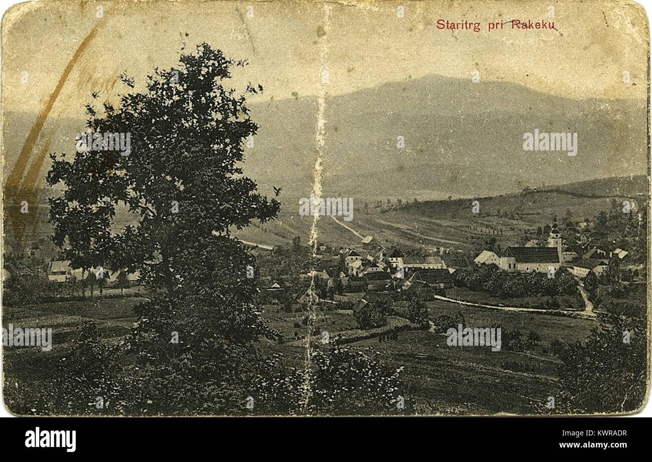 Una cartolina del 1910 che mostra Stari trg pri Ložu in Slovenia, raffigurante il centro storico della città con edifici tradizionali, la piazza pubblica e il paesaggio circostante caratteristico dell'architettura dell'inizio del XX secolo. Foto Stock