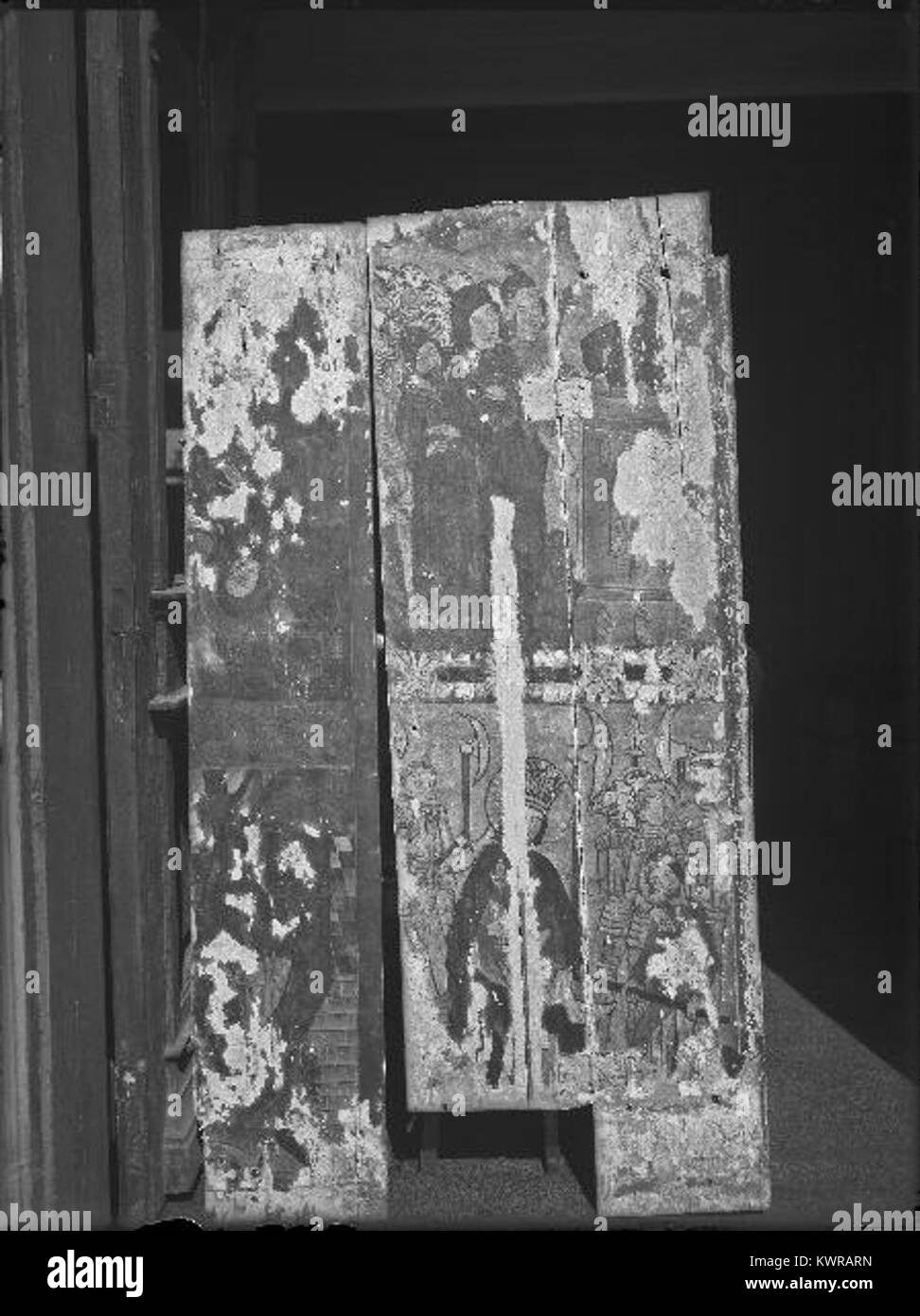 La chiesa di Östuna è una chiesa medievale in Svezia con uno stile architettonico conservato. Presenta una semplice costruzione in pietra e conserva elementi originali come il suo altare e le vetrate colorate, fornendo un'idea delle pratiche ecclesiastiche medievali della Svezia. Foto Stock