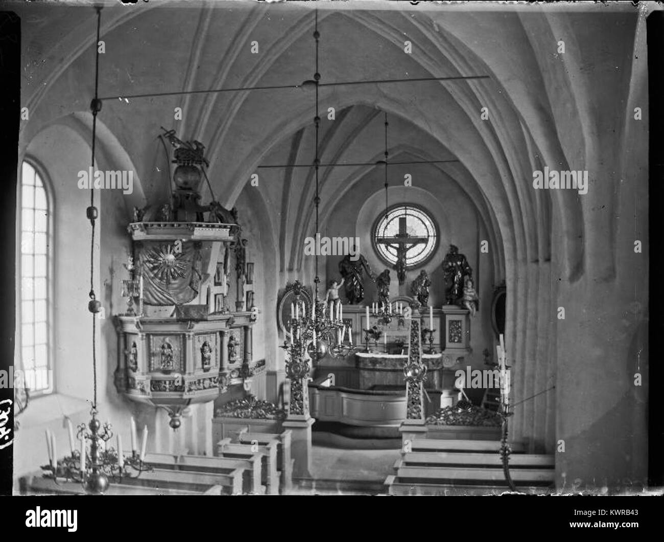 Övergrans kyrka nella contea di Uppsala, Svezia, è una chiesa medievale in pietra con una navata, una sacrestia a nord, un portico a sud e una torre occidentale, originariamente decorata con murales e ancora utilizzata dalla parrocchia locale. Foto Stock