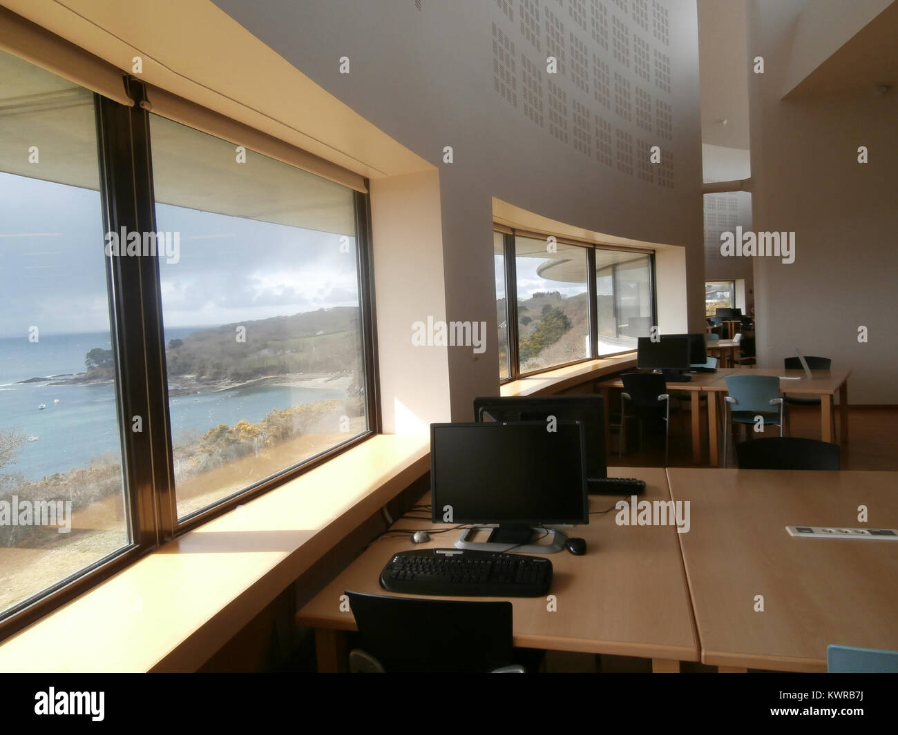 La Bibliothèque la Pérouse di Plouzané, in Francia, è un centro di documentazione scientifica marina sotto la collaborazione dell'IFREMER e universitaria, situato al 15 di rue Dumont d'Urville, che fornisce accesso a risorse scientifiche e tecniche e funge da struttura pubblica di ricerca e istruzione. Foto Stock