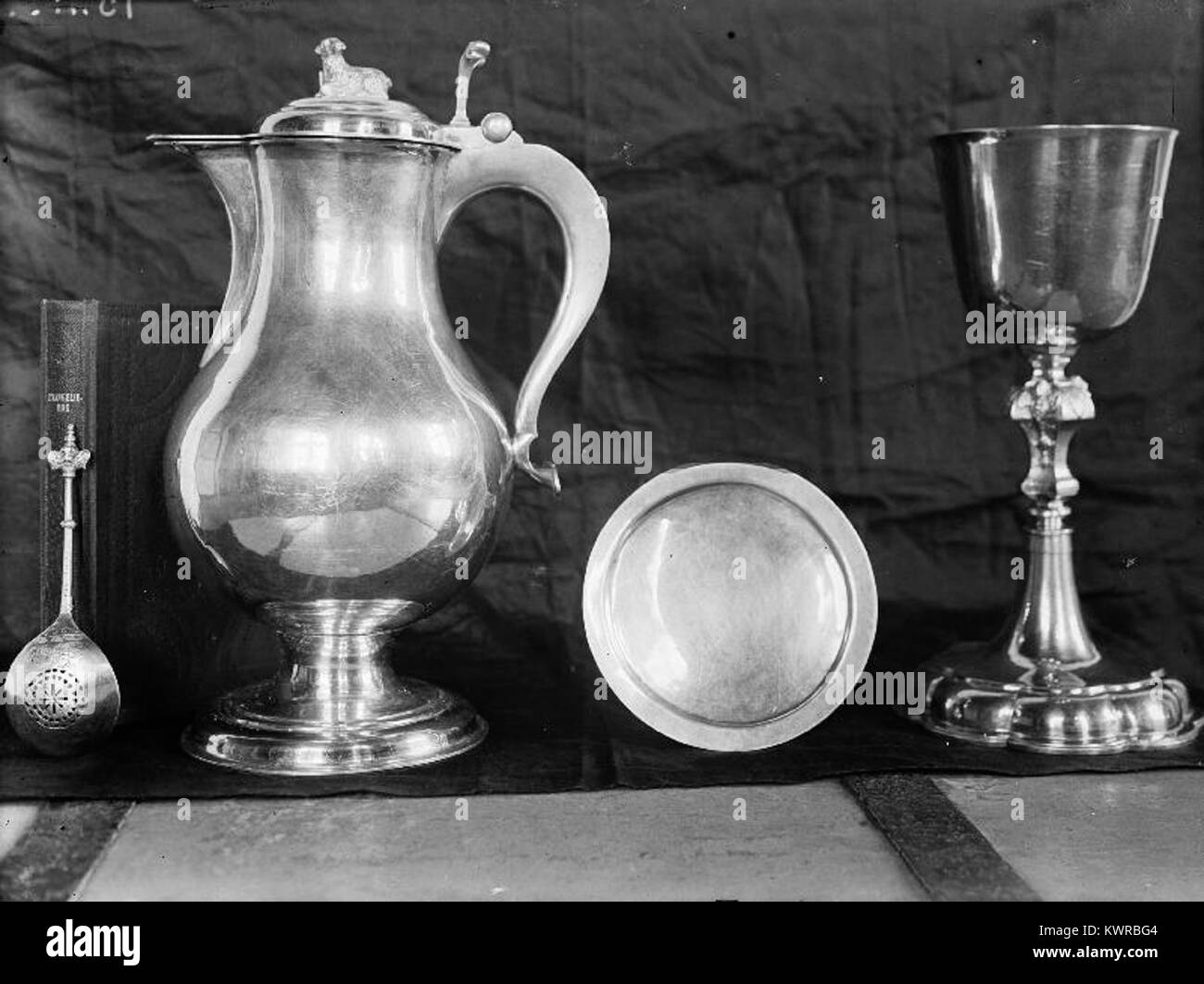 Överkalix gamla kyrka nel comune di Överkalix, contea di Norrbotten, Svezia, aveva un dipinto ad olio su legno del XVII secolo raffigurante la testa di Giovanni Battista su un piatto, catalogato sotto il National Heritage Board. Il dipinto appartiene alla collezione interna della chiesa e riflette le tradizioni artistiche religiose del XVII secolo nella regione. Foto Stock