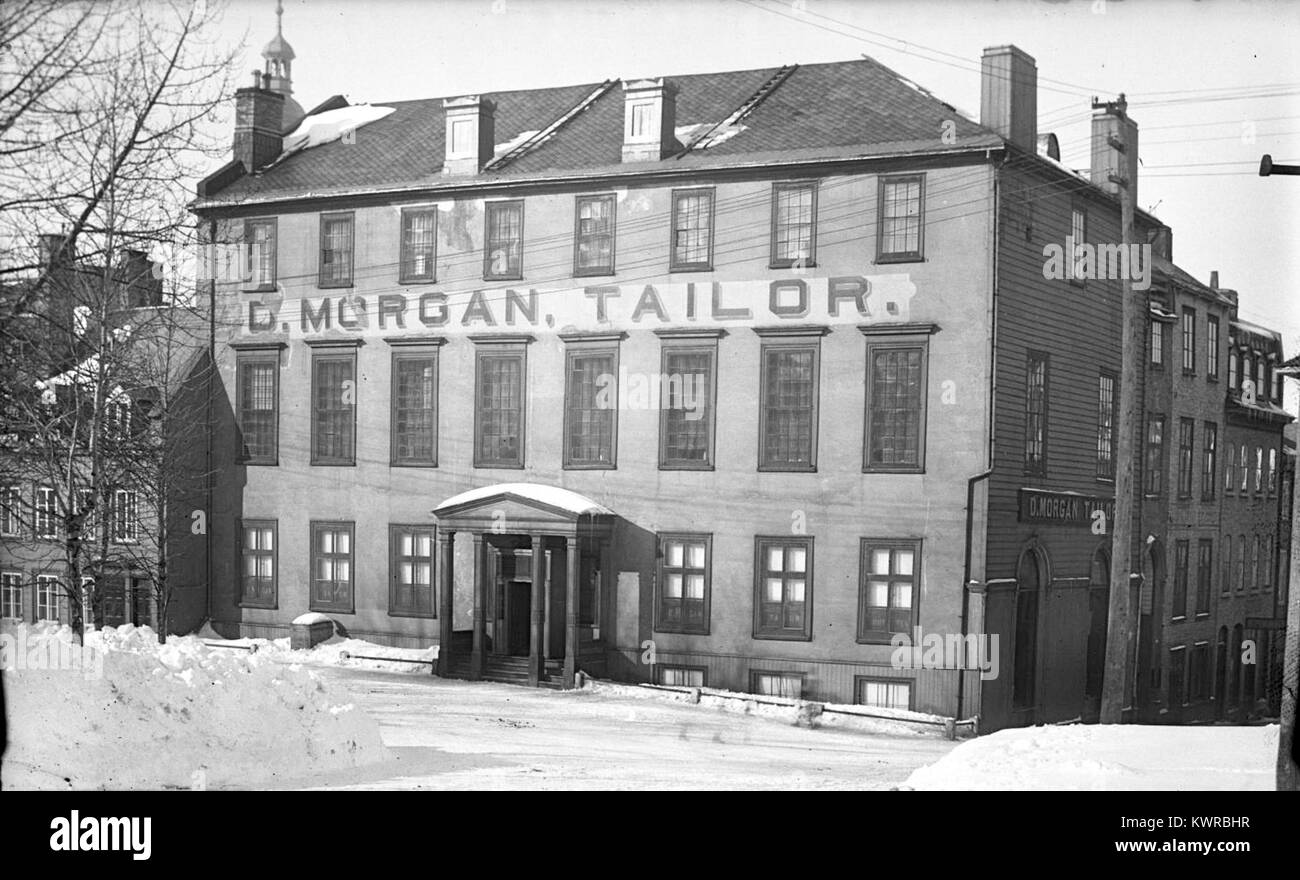 Questa fotografia mostra un edificio in pietra a più piani in Rue Sainte-Anne all'angolo di Rue du Fort in Québec, con il nome della società "D. Morgan, Tailor". visibile sulla facciata, risalente al 1890 circa. fr.m.wikibooks.org+2Wikimedia Commons+2 Foto Stock
