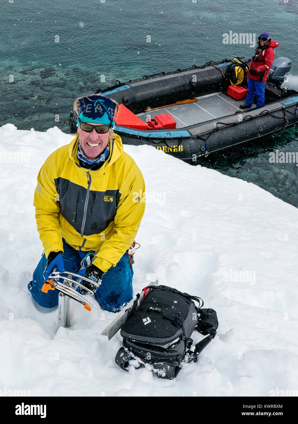 Doug acquasantiera; proprietario di piccozza spedizioni; aiuta a caricare grandi Gommone ZODIAC Barche navetta alpinismo alpini sciatori in Antartide dal pass Foto Stock