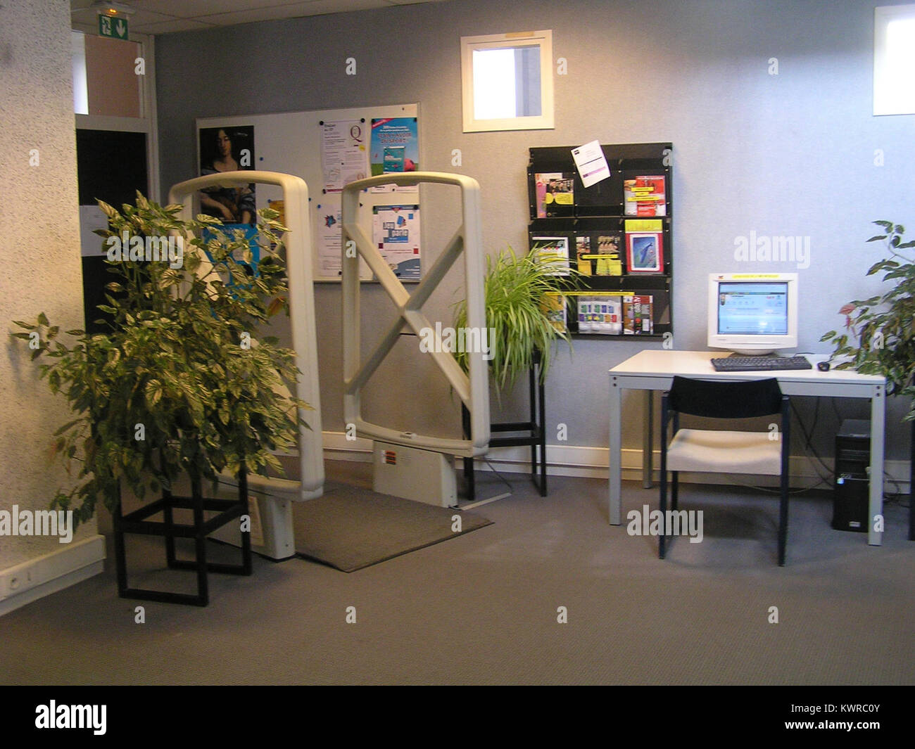 La Bibliothèque de Formation des Maîtres di Brest, in Francia, è una biblioteca e un centro di formazione per insegnanti. La fotografia mostra il suo ingresso architettonico moderno e la sua funzione istituzionale. Foto Stock