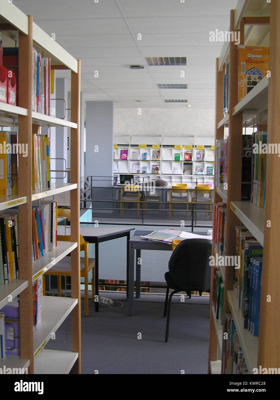 Una vista della biblioteca di formazione degli insegnanti (Bibliothèque de Formation des Maîtres) presso IUFM Brest, Francia, che mostra uno spazio di lavoro di livello superiore progettato per lo studio e la ricerca nell'istruzione. Foto Stock