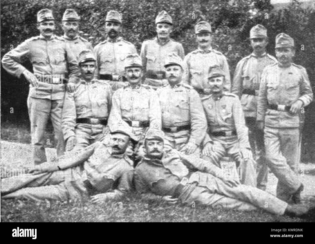 Questa fotografia mostra un gruppo di soldati della divisione degli alpinisti della seconda coscrizione a Ptuj, in Slovenia. L'immagine risale probabilmente al XX secolo e documenta la storia militare e la vita in tempo di guerra nella regione. Foto Stock