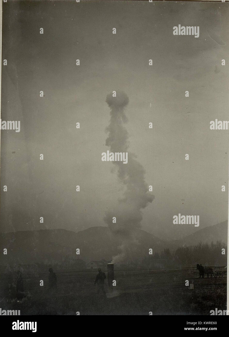 Una fotografia tecnica che mostra un tubo ad anello di fumo utilizzato per dimostrare schemi di fumo con mortai M.11 da 30,5 cm al campo di addestramento di Villach in Austria durante l'istruzione di artiglieria all'inizio del XX secolo. Foto Stock