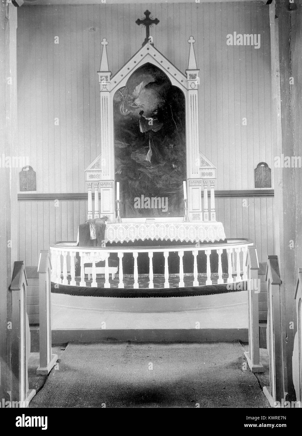 Una fotografia della pala d'altare della chiesa di Åsmarka in Norvegia, che mostra le sue dettagliate opere d'arte religiose, la struttura in legno e l'artigianato tipico del design ecclesiastico norvegese. Foto Stock