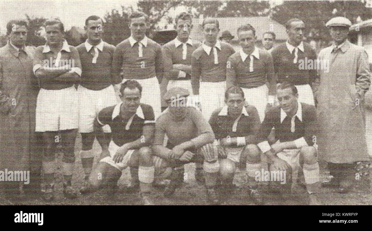 Una fotografia in bianco e nero della squadra RC Strasbourg scattata nella stagione 1936-1937, che mostra la squadra completa, le uniformi di calcio vintage, il distintivo del club e lo sfondo sportivo del calcio francese tra le due guerre. Foto Stock