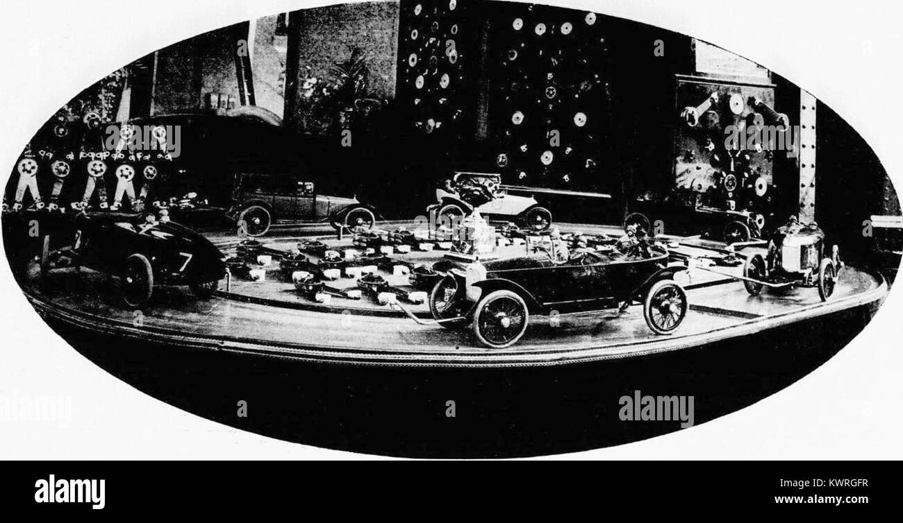 Una mostra del 1923 al Salone dell'automobile di Parigi intitolata "ReConstitution du Circuit des Routes Pavées", che presenta un modello di ricostruzione della storica rete stradale di ciottoli della Francia. Foto Stock