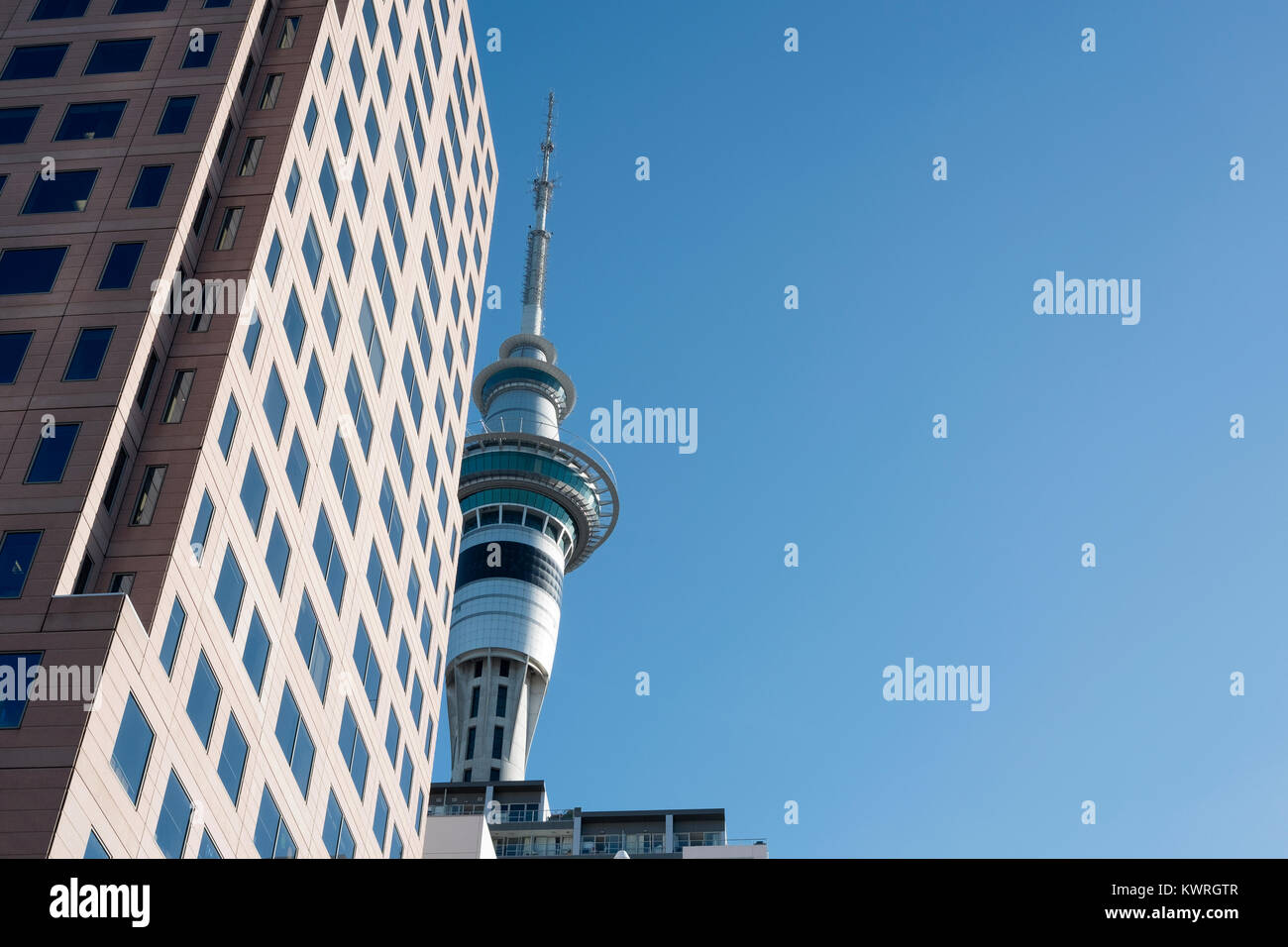 La Sky Tower e alto e moderno blocco ufficio con cielo blu di Auckland, in Nuova Zelanda. Foto Stock