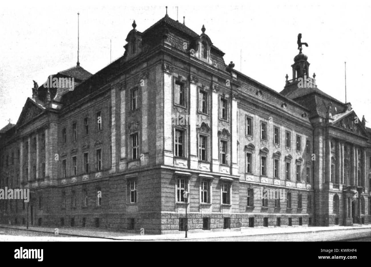 Questa fotografia del 1906 mostra l'edificio governativo di Francoforte sull'Oder, Germania, all'angolo tra Große Scharrnstraße e Regierungsstraße, raffigurante la facciata e l'ambiente urbano del centro storico della città. Foto Stock