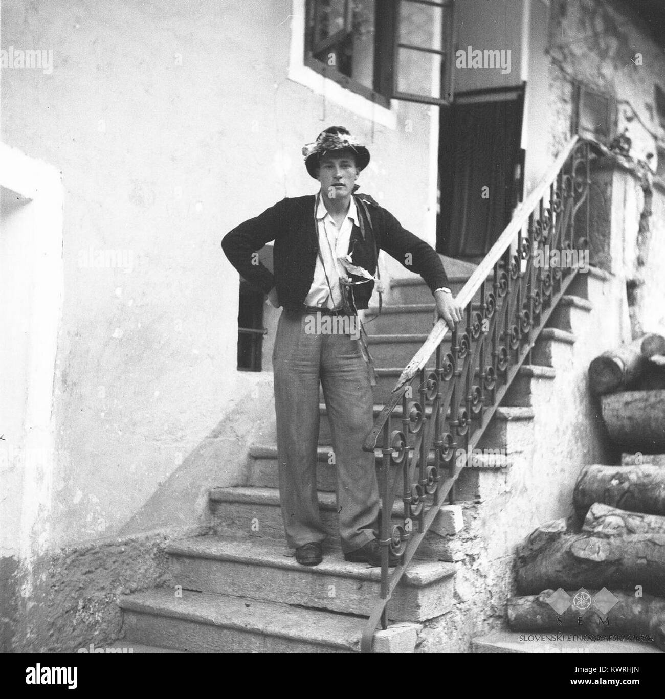 Questa fotografia cattura Darko Simonov nel suo primo giorno di coscrizione nel 1952 a Log pod Mangartom, Slovenia, mostrando la sua uniforme militare, le insegne e il contesto del servizio nazionale jugoslavo del dopoguerra. Foto Stock