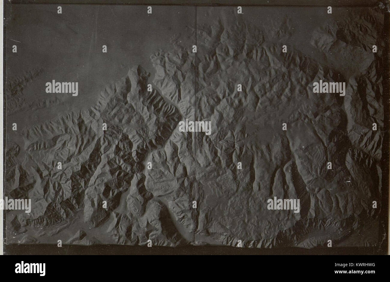 Una mappa in rilievo raffigurante l'altopiano della regione delle "sette Comunità", che mostra le caratteristiche topografiche e le variazioni di altitudine dell'area. Questa rappresentazione fornisce informazioni geografiche sul terreno e sul paesaggio. Foto Stock