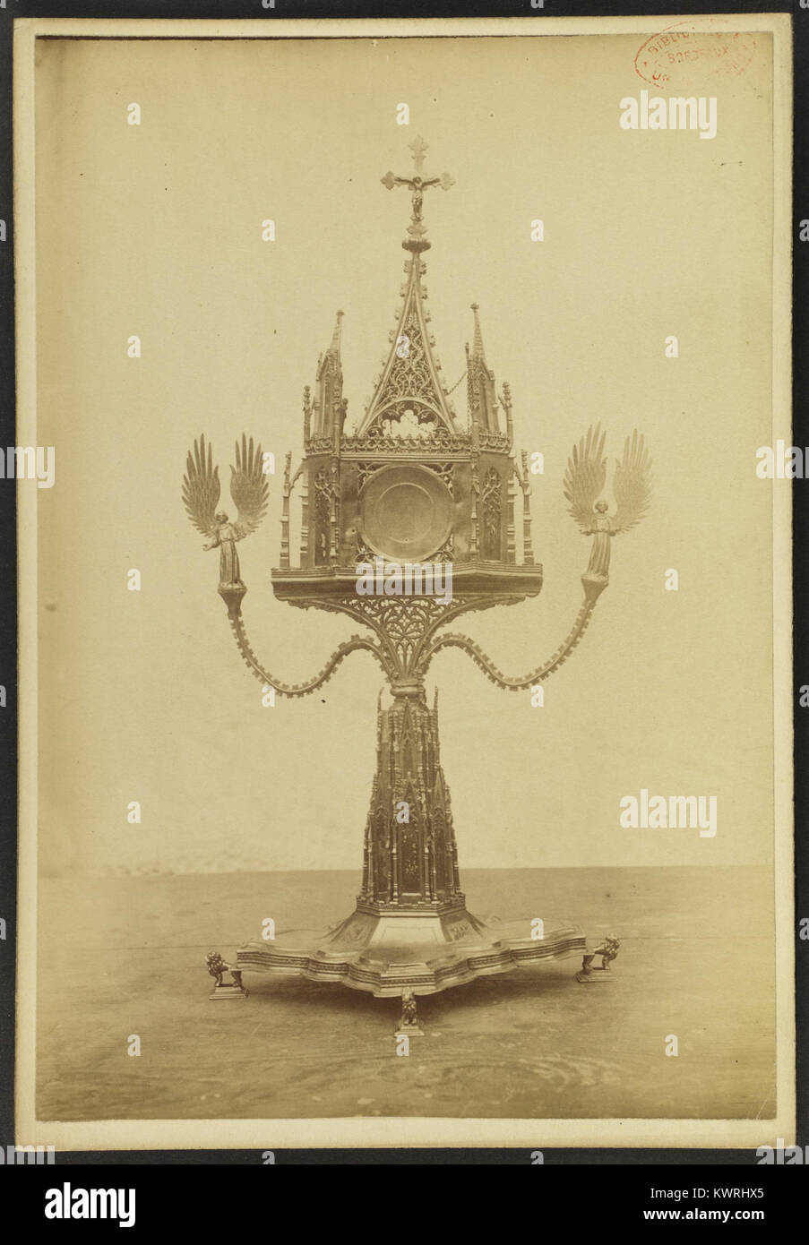 Il pediculé reliquiario di Rigarda è un vaso devozionale in stile gotico in argento e dorato, solitamente utilizzato per conservare le reliquie dei santi, caratterizzato da un piedistallo (pedicle) e ornamenti architettonici, ora conservati nelle collezioni nazionali francesi. Foto Stock