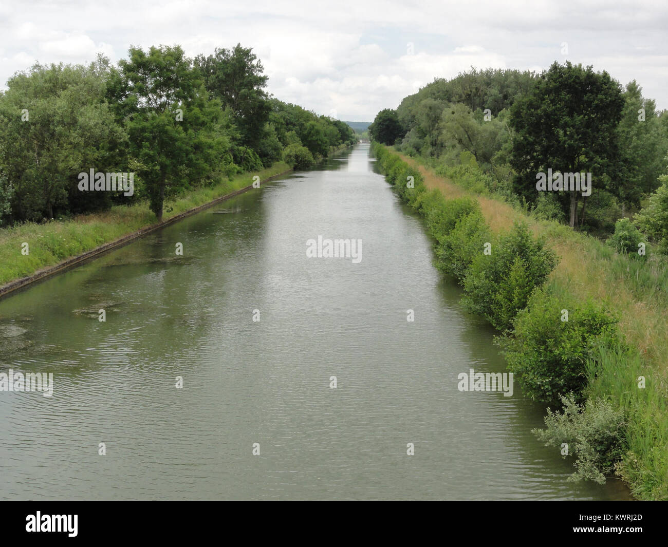 Veduta della sezione del Canal de l’Oise à l’Aisne a Bichancourt, Aisne, Francia, che mostra la via d’acqua che collega le valli dell’Oise e dell’Aisne e la sua infrastruttura di chiuse e ponti costruita alla fine del XIX secolo. Foto Stock