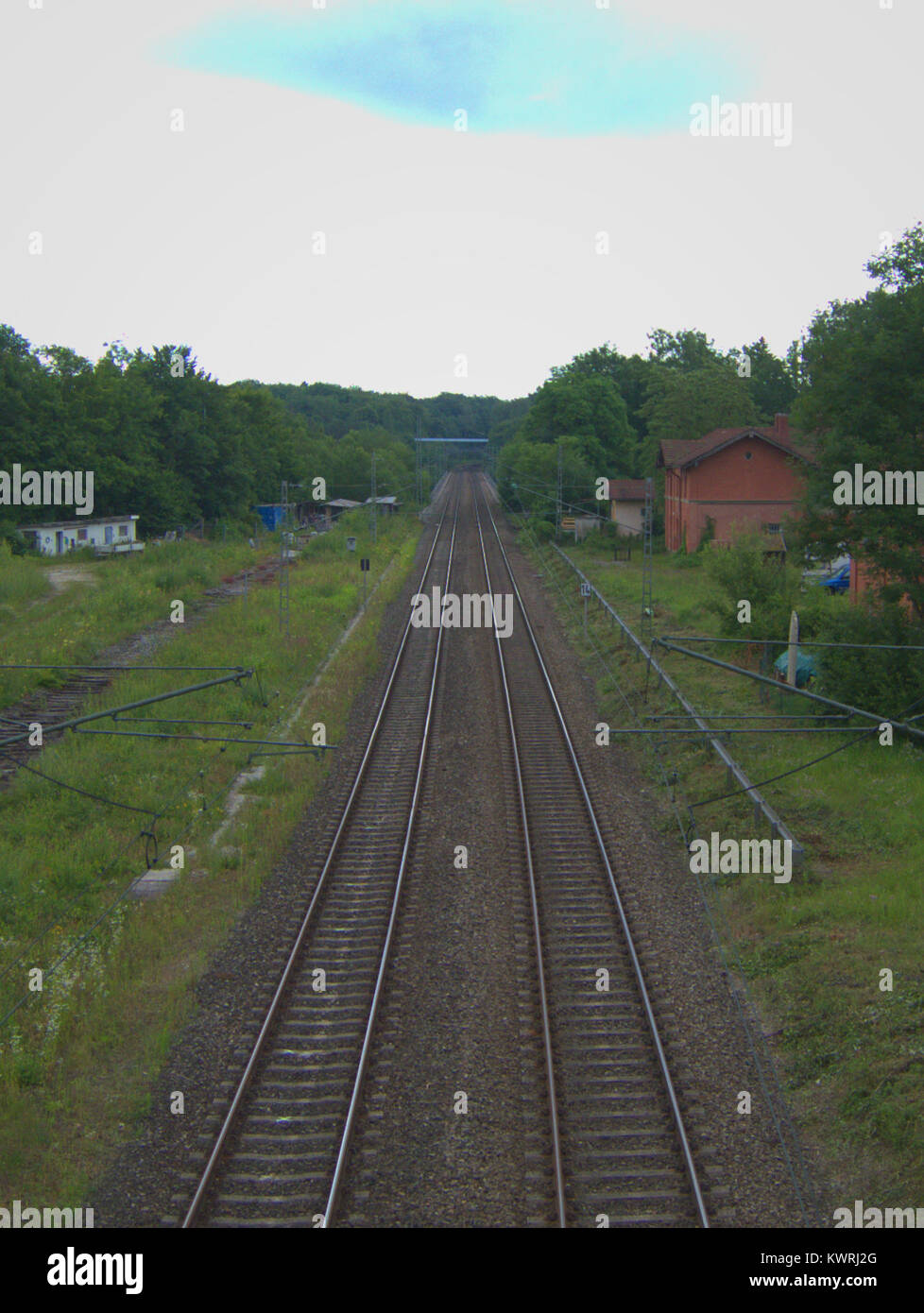 Una fotografia storica della stazione ferroviaria di Großhesselohe in Germania, che mostra l'edificio della stazione, i binari e i passeggeri tipici dei viaggi ferroviari all'inizio del XX secolo. Foto Stock