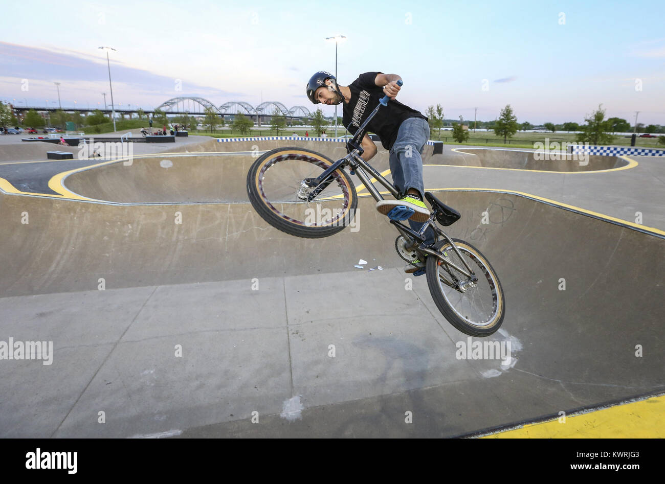 Davenport, Iowa, USA. 8 Maggio, 2017. Bobby Parker, proprietario di una gara di BMX Zona nella fabbrica East Moline, arie al di fuori di un quarter pipe al Davenport skatepark lunedì 8 maggio 2017. Dopo aver chiuso la maggior parte del mese di aprile, il parco è di nuovo aperto con un paio di nuove funzionalità, vernice fresca e riparati i danni concreti. Credito: Andy Abeyta, Quad-City volte/Quad-City volte/ZUMA filo/Alamy Live News Foto Stock