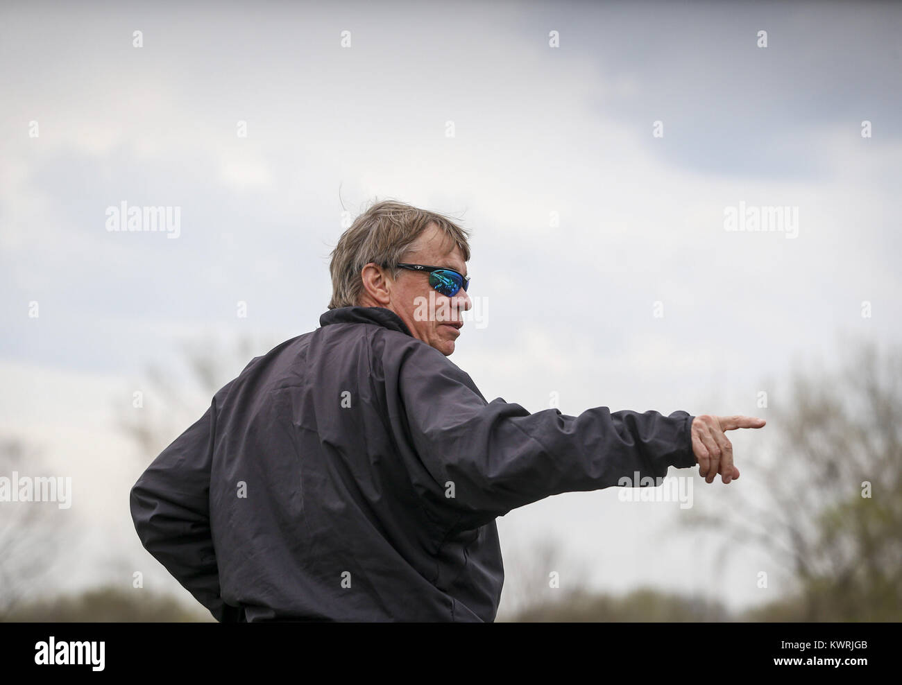 Bettendorf, Iowa, USA. Xiv Apr, 2017. Head Coach Ben Pennington punti per i giocatori di ruotare in una scrimmage a Bettendorf High School Venerdì 14 Aprile, 2017. Credito: Andy Abeyta, Quad-City volte/Quad-City volte/ZUMA filo/Alamy Live News Foto Stock
