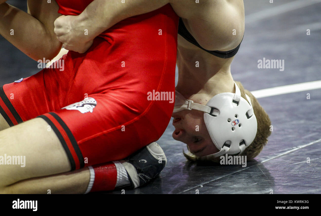 Des Moines, Iowa, USA. 15 Feb, 2017. Assunzione di Sean Casey è visto capovolto ottenendo una presa sul nuovo Hampton Michael Millage durante le semifinali del 2017 IHSAA Dual Team torneo di wrestling a Wells Fargo Arena di Des Moines Mercoledì, 15 febbraio 2017. Credito: Andy Abeyta/Quad-City volte/ZUMA filo/Alamy Live News Foto Stock