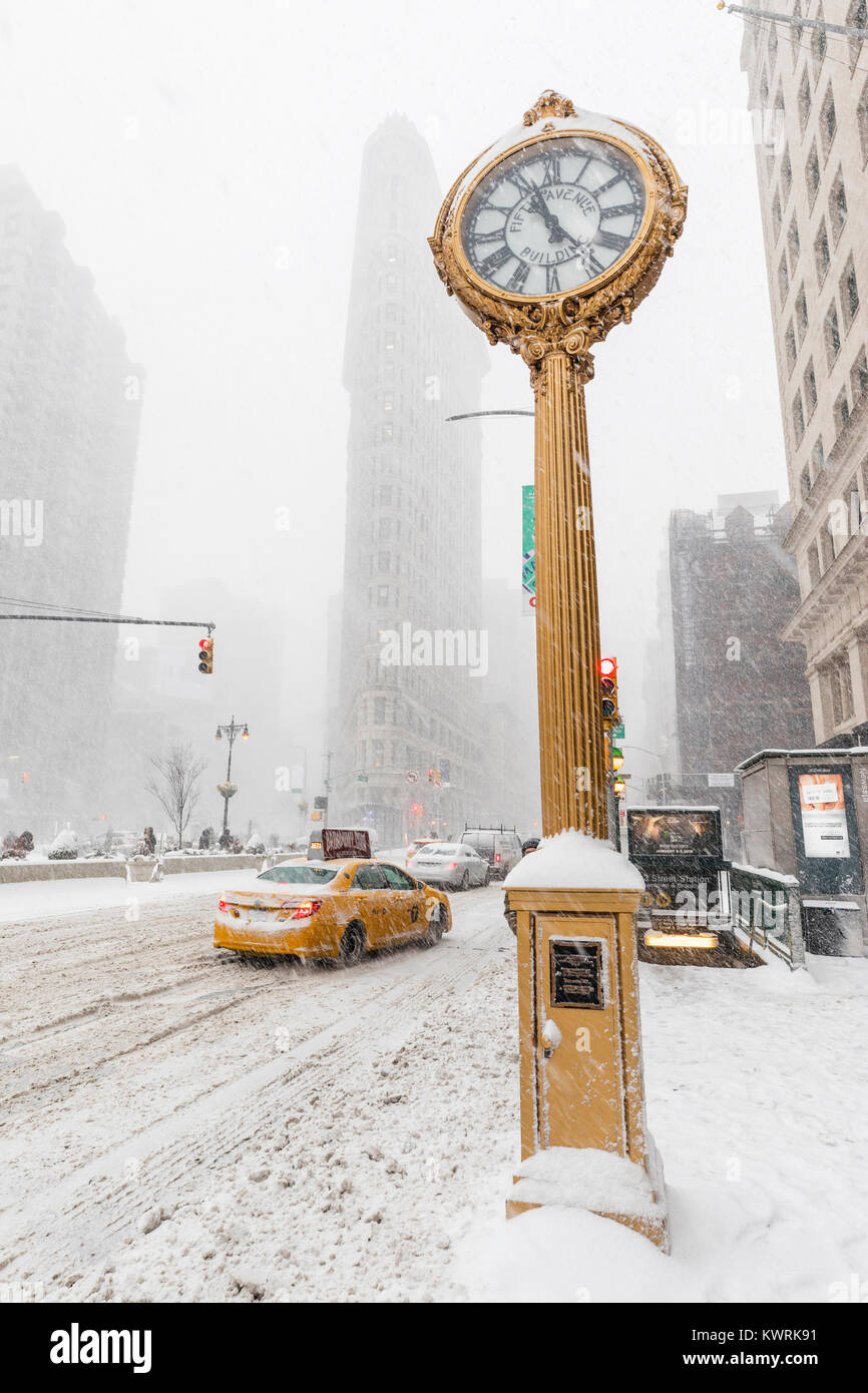 New York, Stati Uniti d'America. 4 gennaio, 2018. La nevicata in New York City, edificio Flatyron Fifth Avenue e Broadway, giovedì 4 gennaio 2018; il credito: Nino Marcutti/Alamy Live News Foto Stock