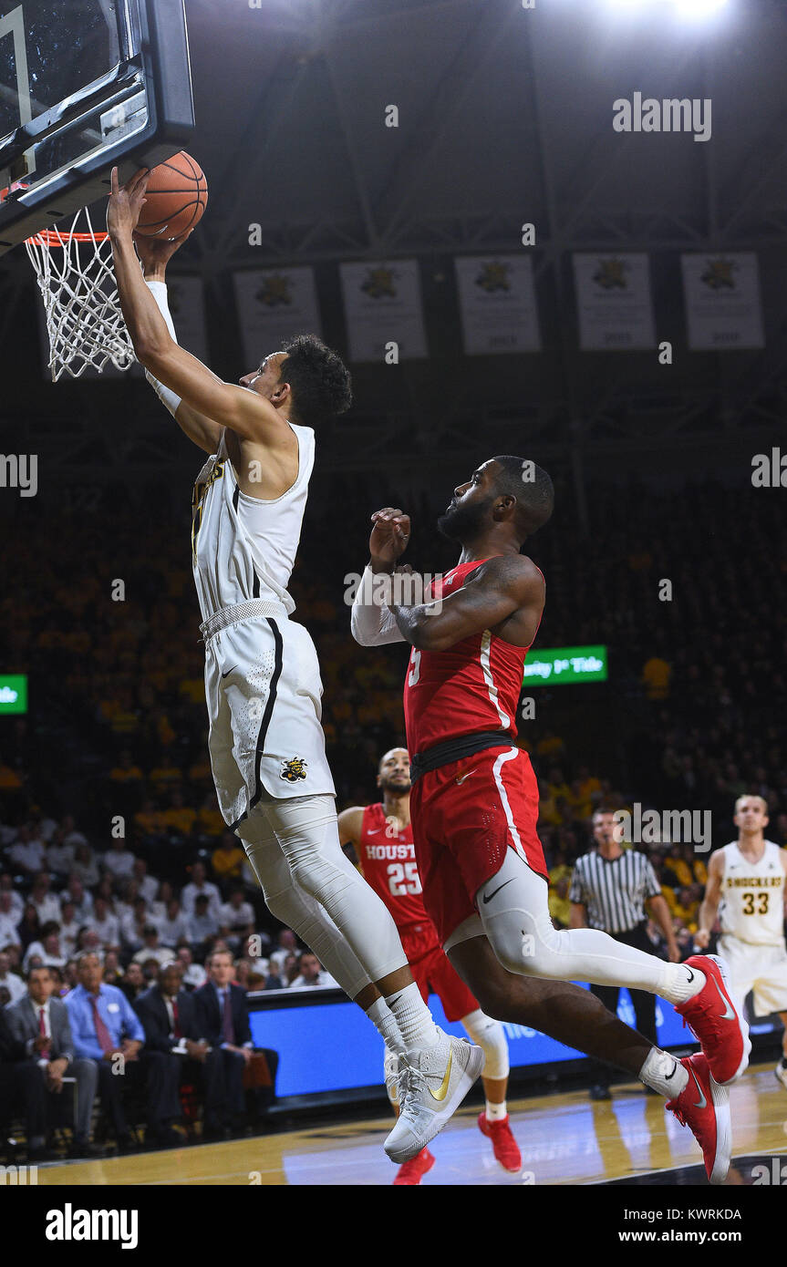 Wichita, Kansas, Stati Uniti d'America. 4 gennaio, 2018. Wichita State Shockers guard Landry Shamet (11) stabilisce la palla in alto per due punti nella prima metà durante il NCAA Pallacanestro tra la Houston Cougars e Wichita State Shockers a Charles Koch Arena di Wichita, Kansas. Kendall Shaw/CSM/Alamy Live News Foto Stock