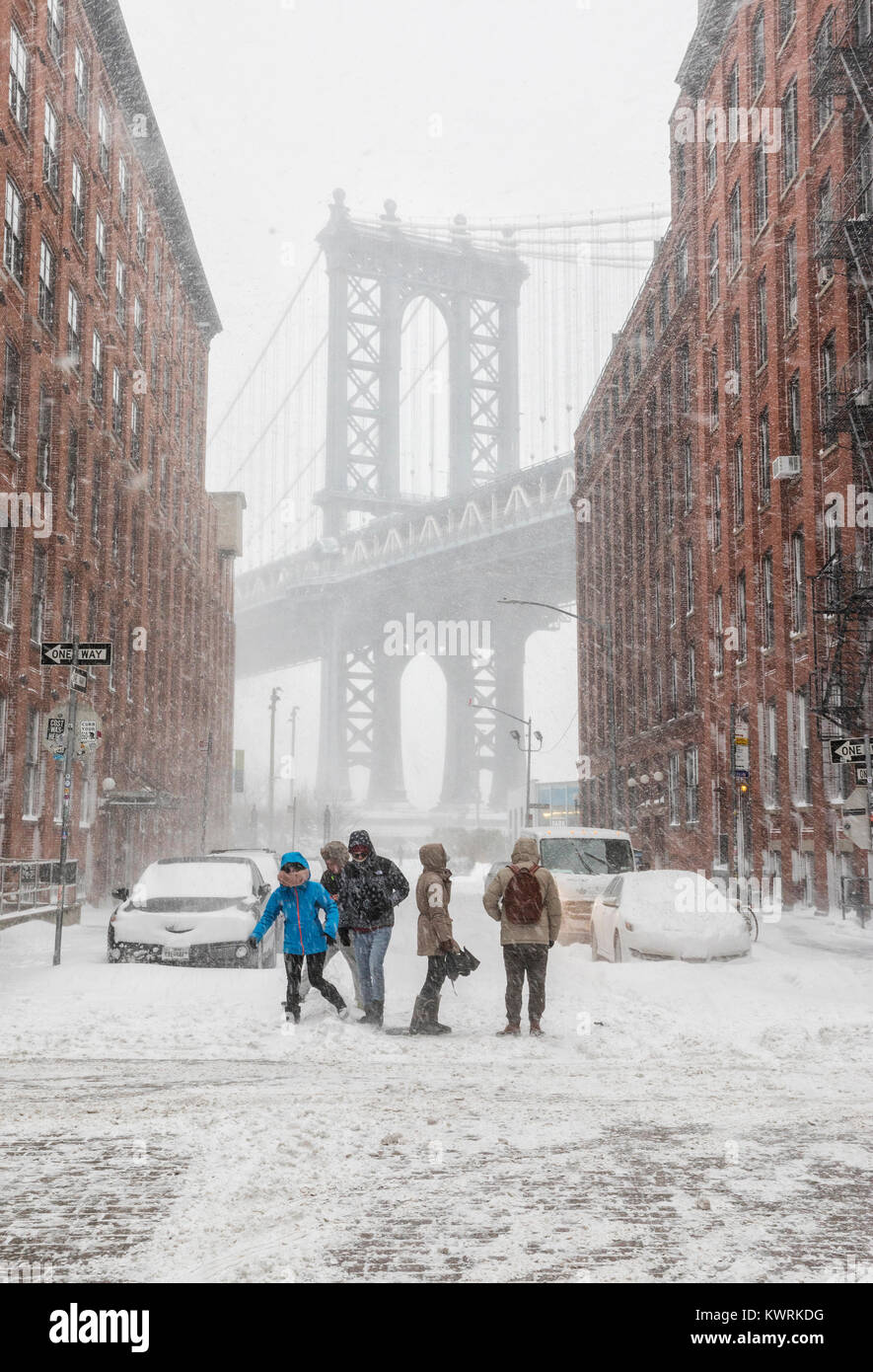 New York, USA. 4 gennaio 2018. Forti nevicate al Manhattan Bridge in Washington Street; Dumbo, New York City, Stati Uniti, giovedì 4 gennaio 2018; Credit: Nino Marcutti/Alamy Live News Foto Stock