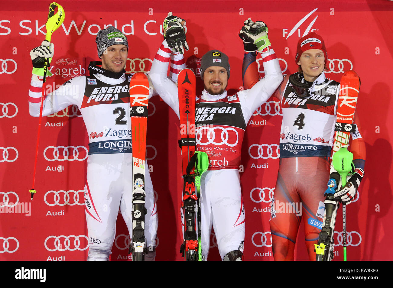 Zagabria, Croazia. 4 gennaio, 2018. Medaglia d'oro Marcel Hirscher (C) dell'Austria, della sua compatiot medaglia d'argento Michael Matt (L) e la medaglia di bronzo di Henrik Kristoffersen di Norvegia reagire durante la cerimonia di premiazione per la Coppa del mondo FIS sci alpino Slalom Speciale maschile gara a Zagabria in Croazia, a gennaio 4, 2018. Credito: Dalibor Urukalovic/Xinhua/Alamy Live News Foto Stock