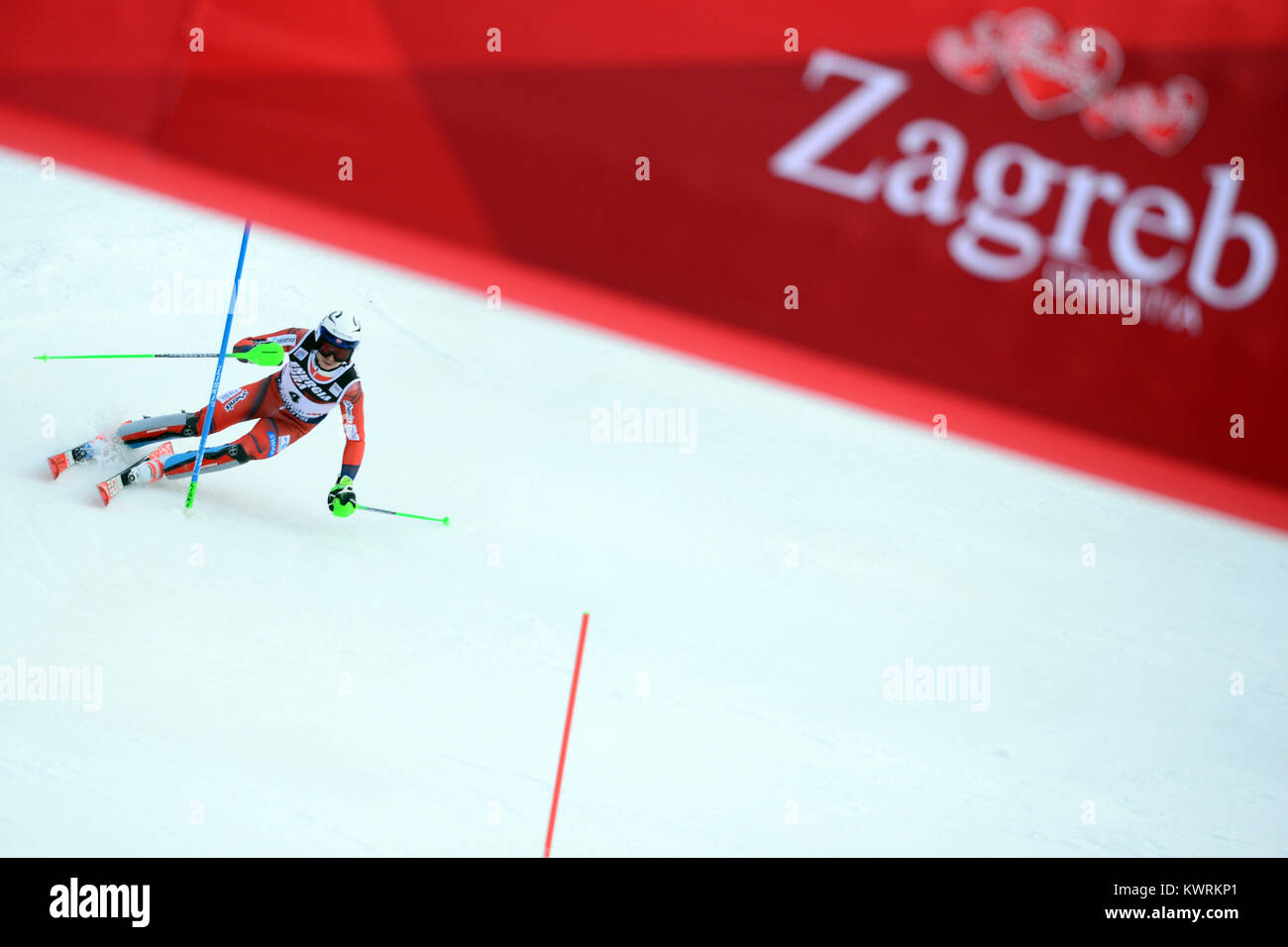 Zagabria, Croazia. 4 gennaio, 2018. Henrik Kristoffersen di Norvegia compete durante la Coppa del mondo FIS sci alpino Slalom Speciale maschile gara a Zagabria in Croazia, a gennaio 4, 2018. Henrik Kristoffersen ha preso la medaglia di bronzo dell'evento. Credito: Marko Prpic/Xinhua/Alamy Live News Foto Stock