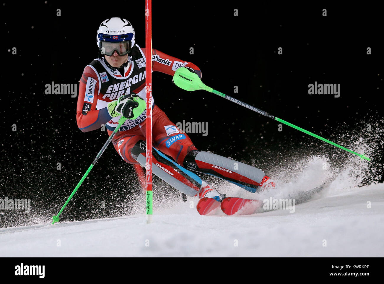 Zagabria, Croazia. 4 gennaio, 2018. Henrik Kristoffersen di Norvegia compete durante la Coppa del mondo FIS sci alpino Slalom Speciale maschile gara a Zagabria in Croazia, a gennaio 4, 2018. Henrik Kristoffersen ha preso la medaglia di bronzo dell'evento. Credito: Igor Kralj/Xinhua/Alamy Live News Foto Stock