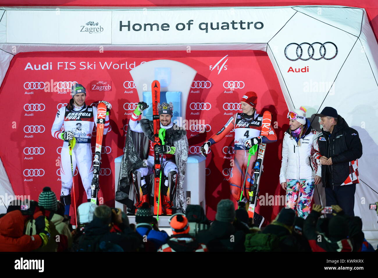 Zagabria, Croazia. 4 gennaio, 2018. Medaglia d'oro Marcel Hirscher (2 L) dell'Austria, della sua compatiot medaglia d'argento Michael Matt (1L) e medaglia di bronzo Henrik Kristoffersen (C) della Norvegia reagire durante la cerimonia di premiazione per la Coppa del mondo FIS sci alpino Slalom Speciale maschile gara a Zagabria in Croazia, a gennaio 4, 2018. Credito: Marko Prpic/Xinhua/Alamy Live News Foto Stock
