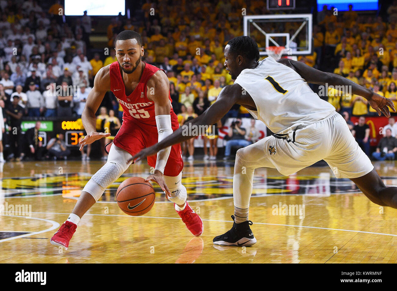 Wichita, Kansas, Stati Uniti d'America. 4 gennaio, 2018. Wichita State Shockers avanti Zach marrone (1) raggiunge in per rubare come Houston Cougars guard Galen Robinson Jr. (25) gestisce la sfera durante il NCAA Pallacanestro tra la Houston Cougars e Wichita State Shockers a Charles Koch Arena di Wichita, Kansas. Kendall Shaw/CSM/Alamy Live News Foto Stock