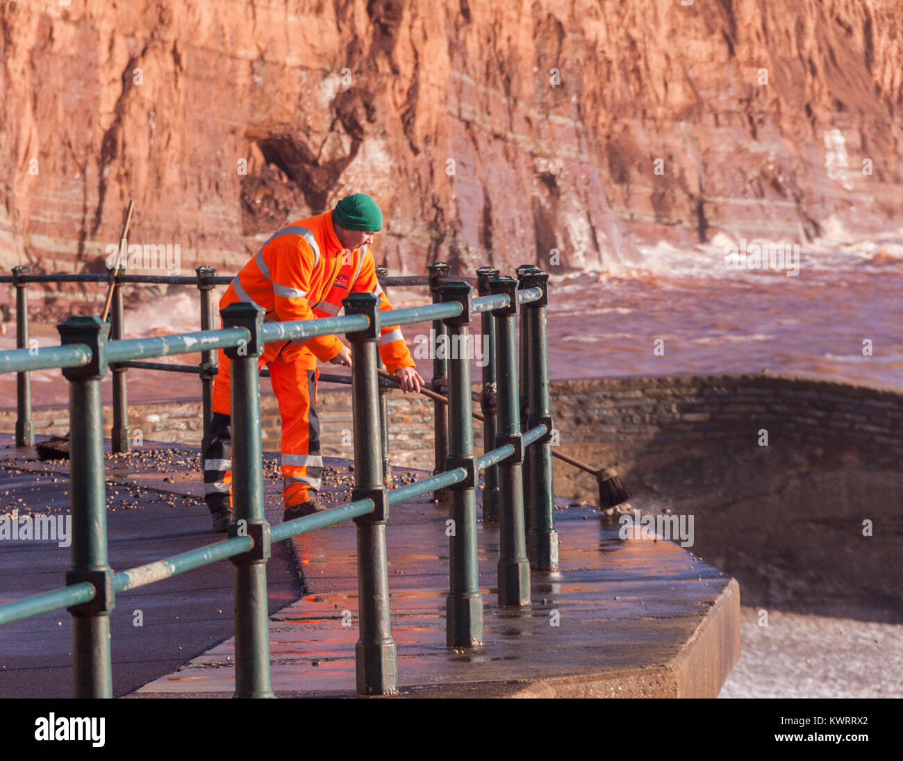 Sidmouth, Devon. Gen 5, 2018. Meteo REGNO UNITO: Consiglio lavoratori provare per spazzare via le tonnellate di roccia argillosa e di ghiaia che coprono Sidmouth Esplanade all indomani della tempesta Eleonora. Credit: Foto centrale/Alamy Live News Foto Stock