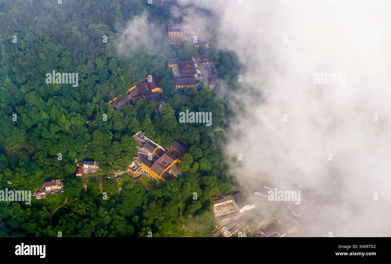 Pechino, Cina. 16 Giugno, 2017. Foto aerea adottate il 16 giugno 2017 mostra templi sul Monte Jiuhua in Qingyang, est cinese della provincia di Anhui. I fotografi con Xinhua News Agency ha mostrato di siti storici in tutto il paese con fuchi. Credito: Guo Chen/Xinhua/Alamy Live News Foto Stock