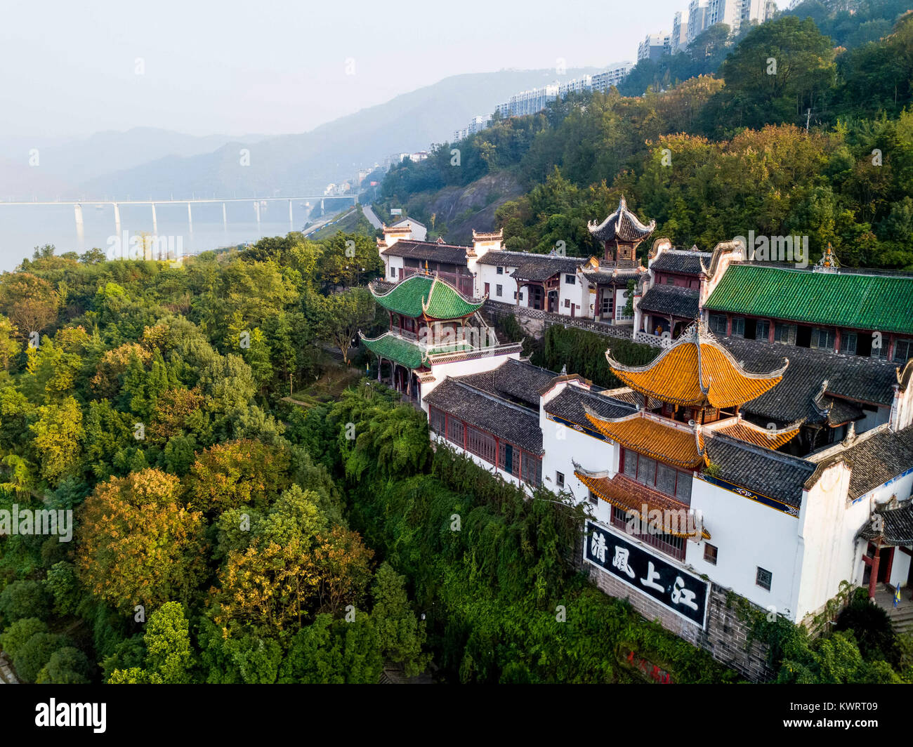 Pechino, Cina. 7 Nov, 2017. Foto aerea adottate il 9 novembre 7, 2017 mostra la Zhang Fei tempio nella contea Yunyang della Municipalità di Chongqing, a sud-ovest della Cina. I fotografi con Xinhua News Agency ha mostrato di siti storici in tutto il paese con fuchi. Credito: Liu Chan/Xinhua/Alamy Live News Foto Stock