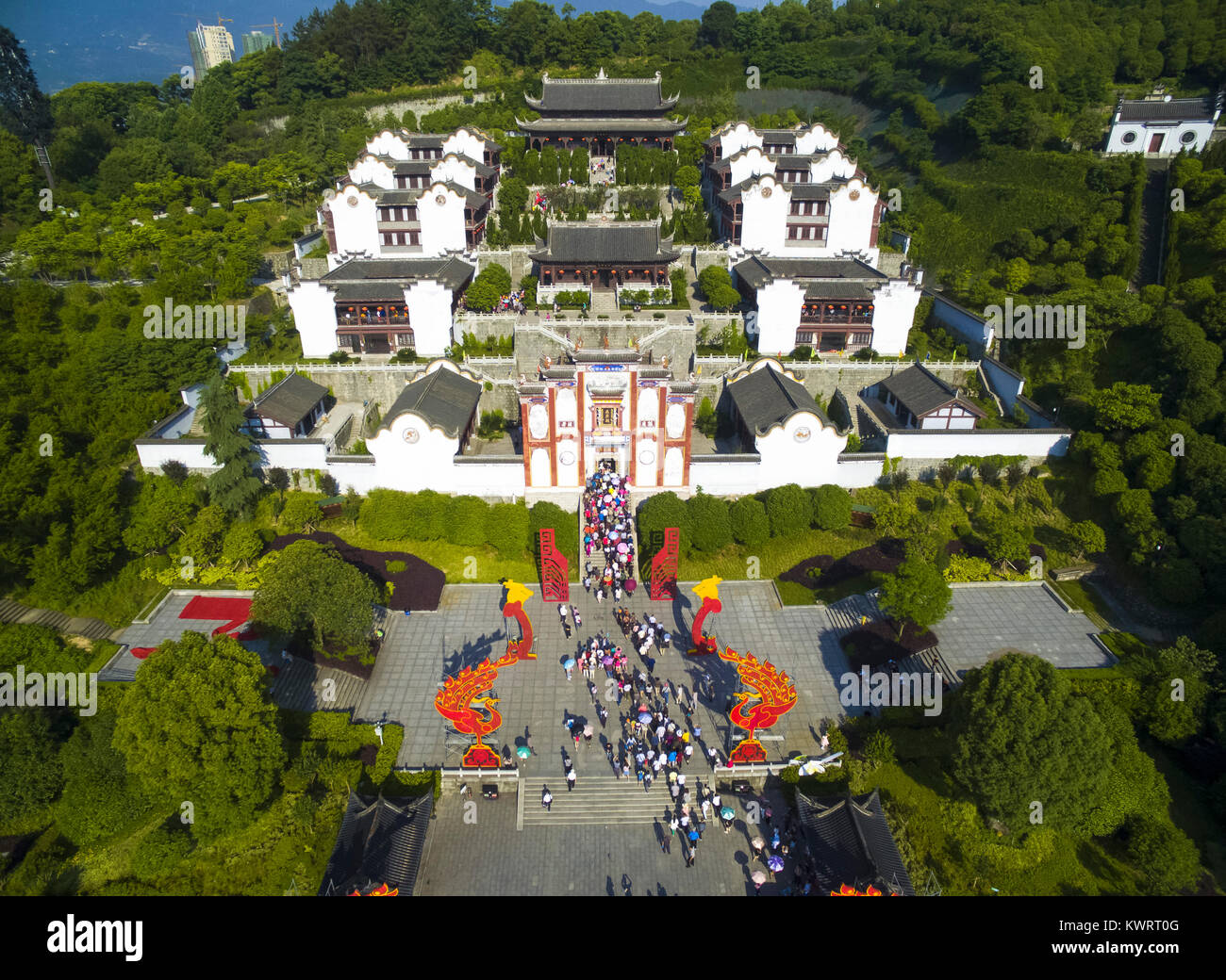 Pechino, Cina. 28 Maggio, 2017. Foto aerea adottate il 28 Maggio 2017 mostra il memorial temple di Qu Yuan Zigui nella contea di Cina centrale della provincia di Hubei. I fotografi con Xinhua News Agency ha mostrato di siti storici in tutto il paese con fuchi. Credito: Xiong Qi/Xinhua/Alamy Live News Foto Stock