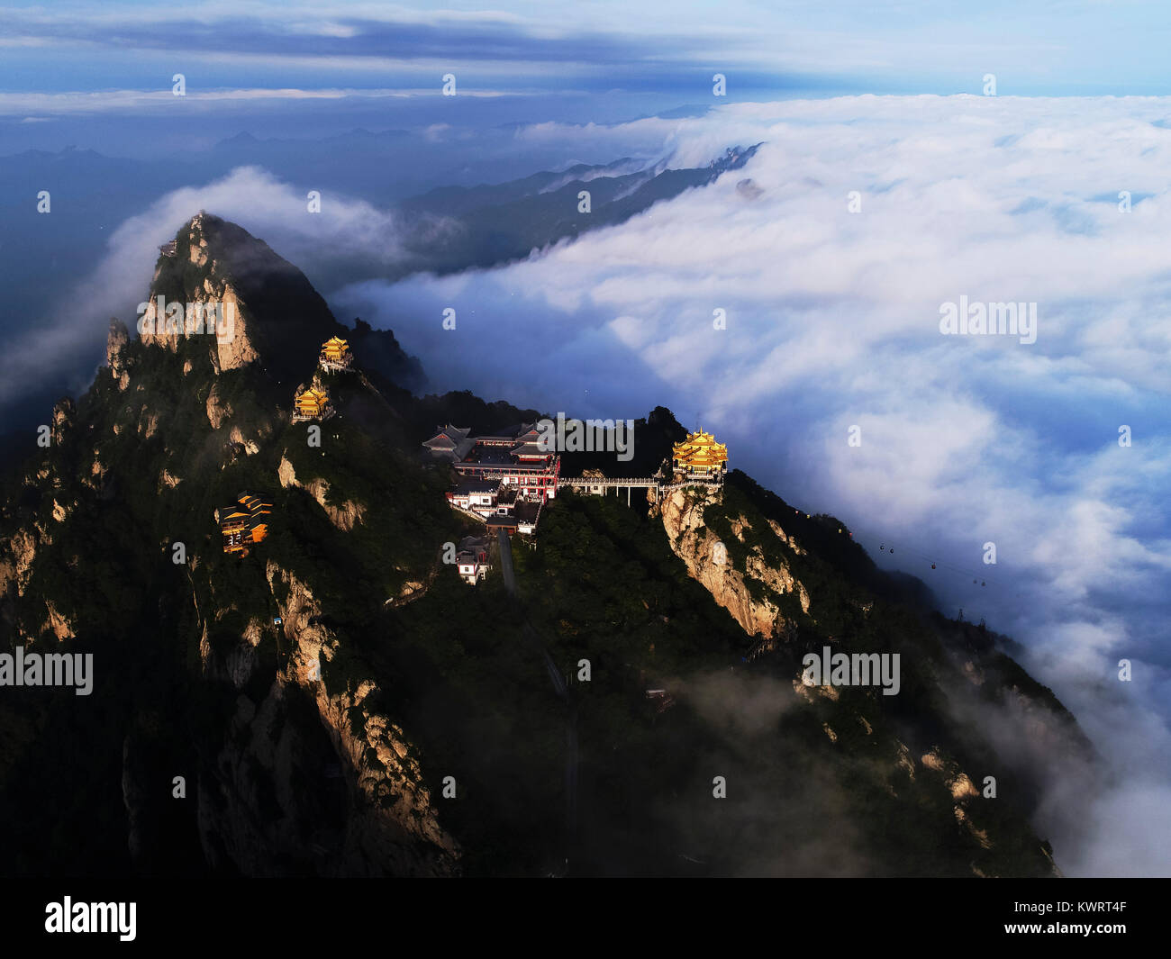 Pechino, Cina. 20 agosto 2017. Foto aeree prese sul 20 agosto, 2017 mostra Laojun Mountain in Luanchuan contea di Luoyang, centrale cinese della Provincia di Henan. I fotografi con Xinhua News Agency ha mostrato di siti storici in tutto il paese con fuchi. Credito: Wang Jianhua/Xinhua/Alamy Live News Foto Stock