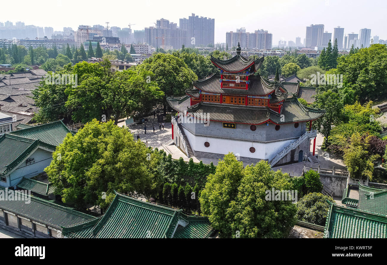 Pechino, Cina. 8 Maggio, 2017. Foto aerea presa il 8 Maggio 2017 mostra una reliquia sito della dinastia Han in Hanzhong, Cina nord-occidentale della provincia di Shaanxi. I fotografi con Xinhua News Agency ha mostrato di siti storici in tutto il paese con fuchi. Credito: Tao Ming/Xinhua/Alamy Live News Foto Stock